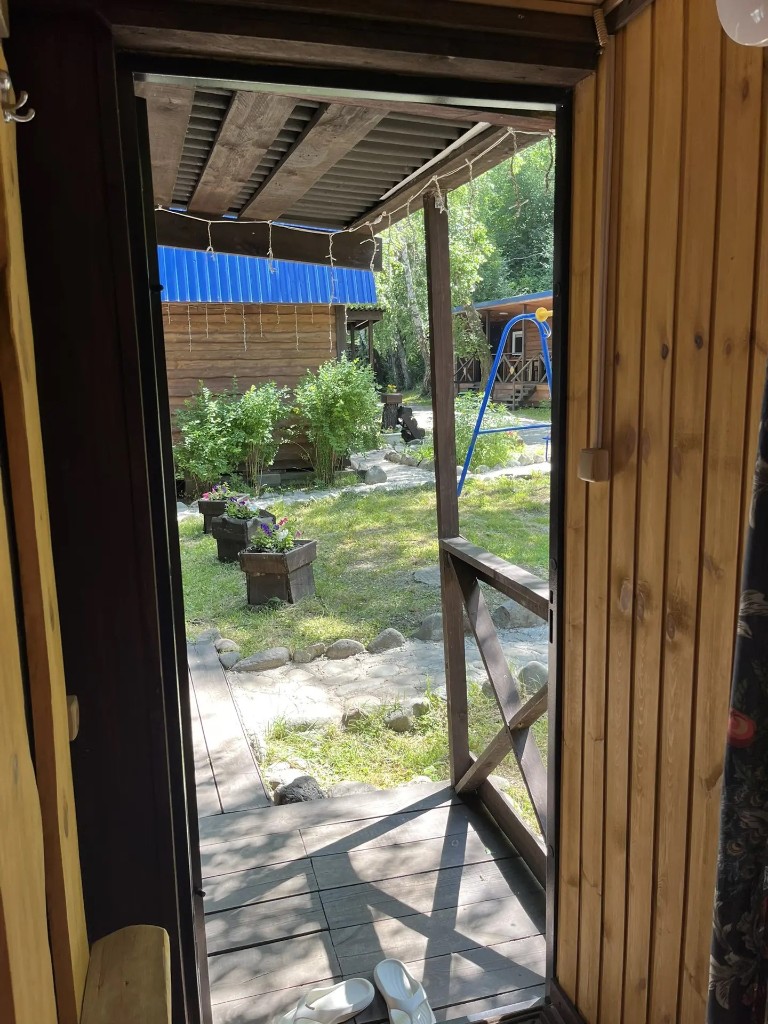 Третий номер, фото 2 — вид с крыльца